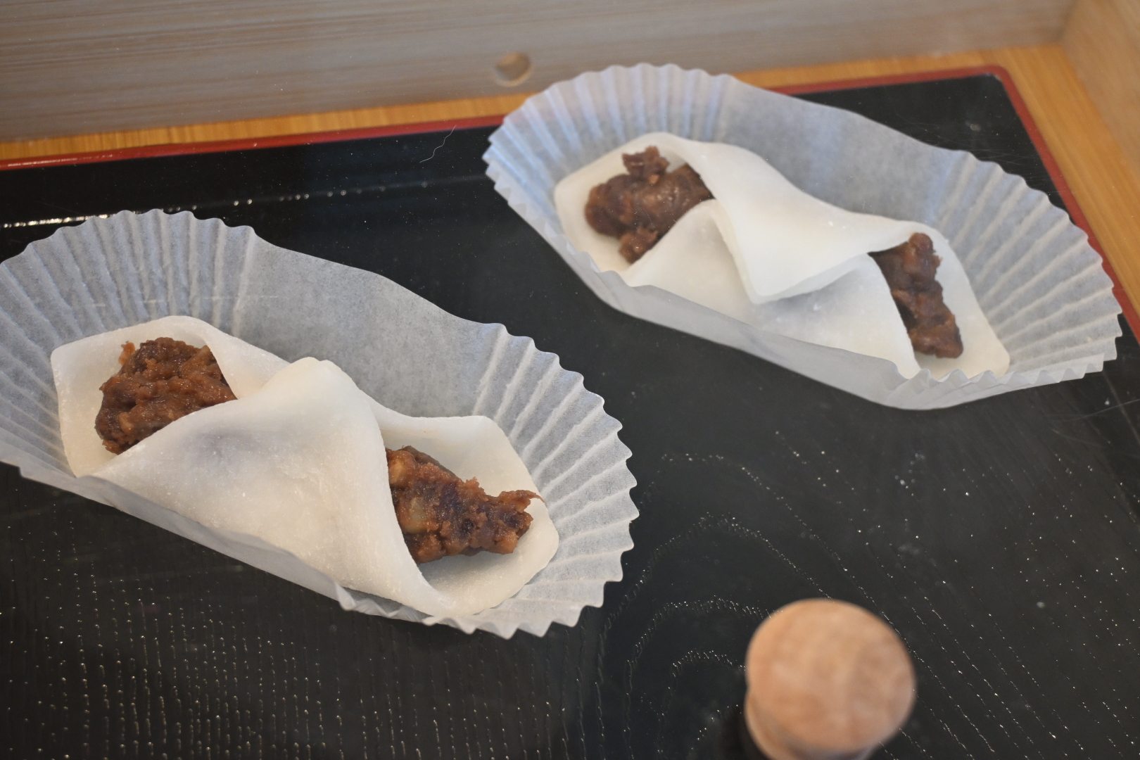 粒あんを包んだ求肥のお菓子